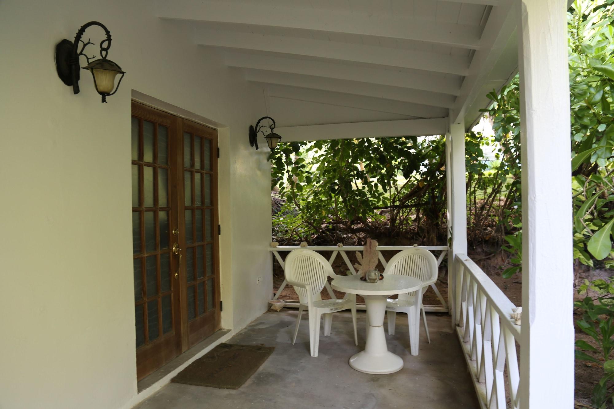 Tingum Village Hotel Dunmore Town Exterior foto