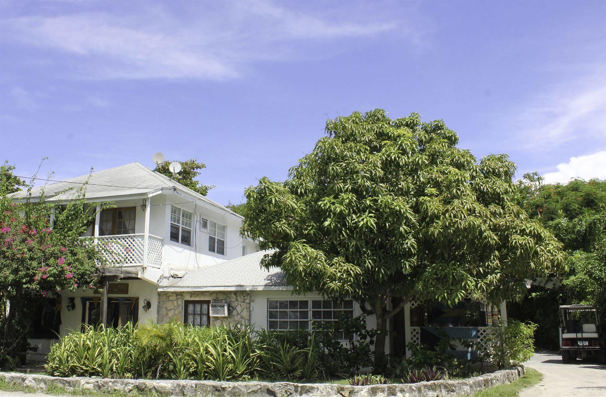 Tingum Village Hotel Dunmore Town Exterior foto